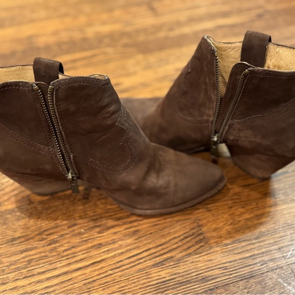 Frye Reina Dark Brown Suede Heeled Ankle Short Cowboy Boot Booties Size 7.5 - Picture 2 of 8